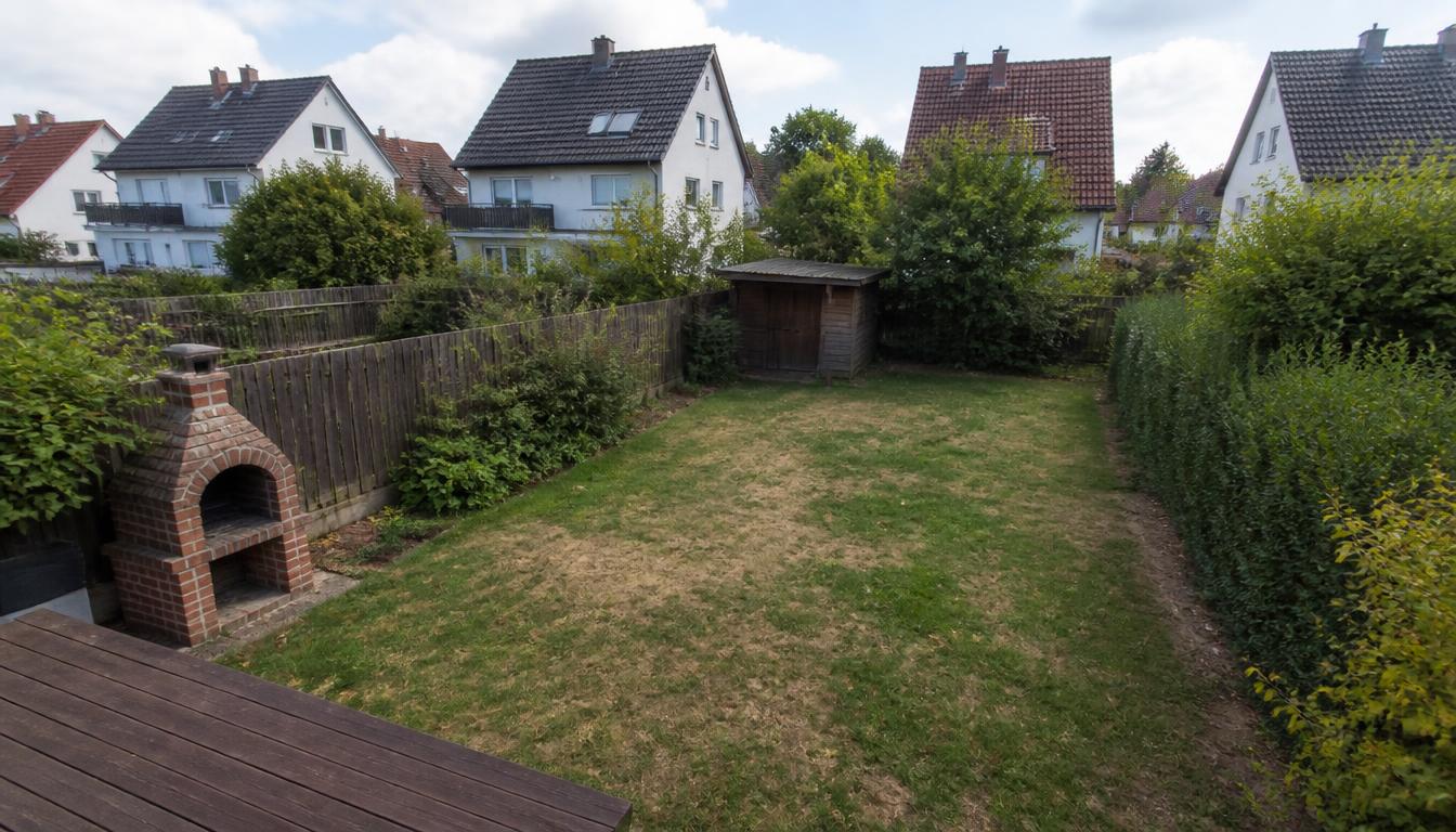 Poolanlage mit WPC-Terrasse – vorher